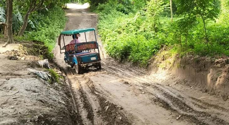 মাধবডাঙা ১ গ্রাম পঞ্চায়েতের উত্তর ভুস্কাডাঙা ও দক্ষিণ ভুস্কাডাঙার সংযোগস্থলের রাস্তা বেহাল