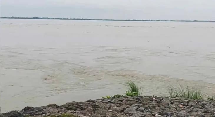 অসমের জোড়হাটে বন্যা পরিস্থিতি, নিমাতি ঘাট থেকে আপাতত বন্ধ ফেরি চলাচল