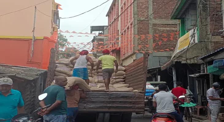 ব্যস্ত সময়ে ইসলামপুর বাজারের রাস্তায় বড় গাড়ি, তীব্র যানজট