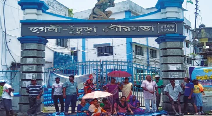 পুরসভায় তালা ঝুলিয়ে বিক্ষোভ, চুঁচুড়ায় ফের অচলাবস্থার আশঙ্কা