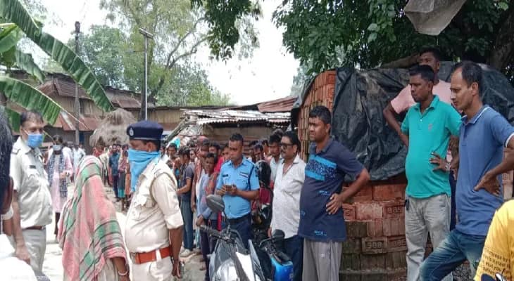 বাড়িতে আনাগোনা কাদের? মৌমিতার সঙ্গে কারা, প্রশ্ন