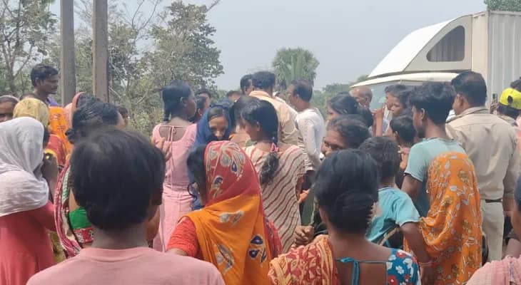 পানীয় জলের দাবিতে পুরুলিয়ার সাঁতুড়িতে রঘুনাথপুর -বাঁকুড়া রাজ্য সড়ক অবরোধ করলেন গ্রামবাসীরা
