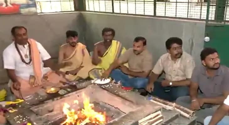 আইপিএলের ফাইনালে আরসিবির জয়ের কামনা করে যজ্ঞ করছেন সমর্থকেরা