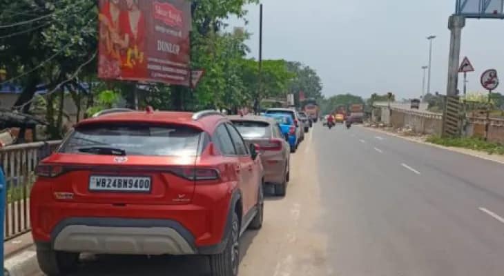 পার্কিংয়ের ব্যবস্থা ছাড়াই পর পর শপিং মল যানজটে জেরবার পিডব্লুডি রোড, গাড়ি নিয়ে দুর্ভোগ