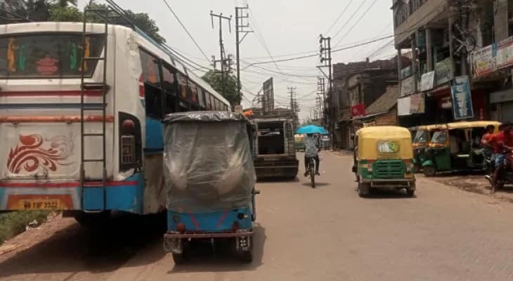 জয়নগরে রাস্তায় যত্রতত্র গাড়ির স্ট্যান্ড, বেআইনি পার্কিং সত্ত্বেও নীরব পুলিস