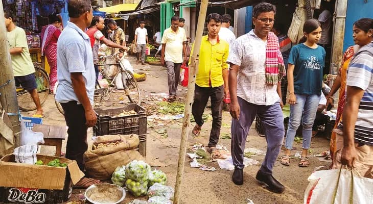 নবদ্বীপে থানার পিছনের সংকীর্ণ রাস্তা দখল করে বসে বাজার, চরম ভোগান্তি