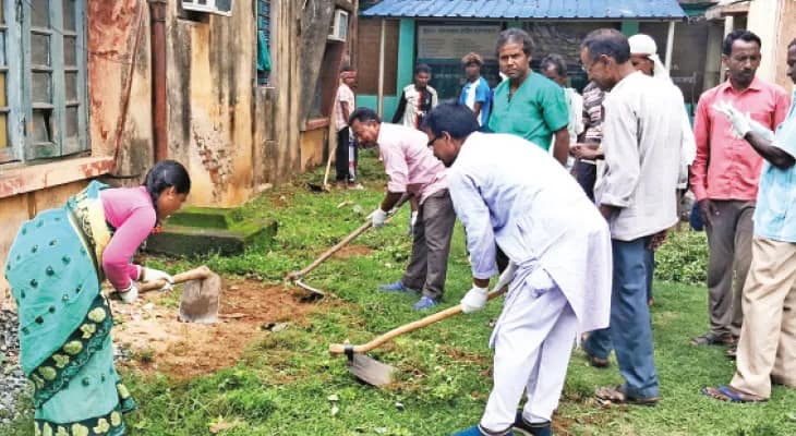 হাসপাতাল সাফাইয়ে হাত লাগালেন জনপ্রতিনিধি থেকে স্বাস্থ্য আধিকারিক