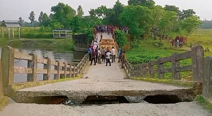 ট্রাকের ভারে ভেঙে পড়ল সেতু