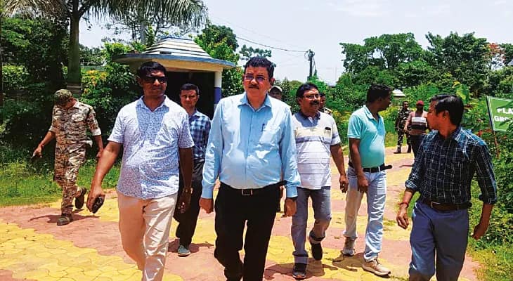 গোপীবল্লভপুর-২ ব্লকে উন্নয়নমূলক কাজ পরিদর্শন করলেন জেলাশাসক