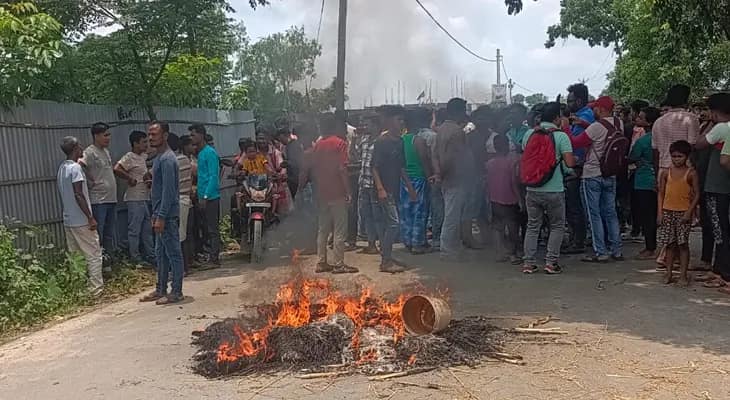 শিশু শ্রমিককে উল্টো ঝুলিয়ে বিদ্যুতের শক! রাস্তায় আগুন জ্বালিয়ে বিক্ষোভ