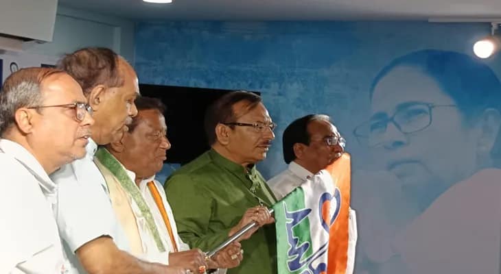 আনুষ্ঠানিক ভাবে তৃণমূলে যোগ দিলেন কংগ্রেসের শঙ্কর মালাকার