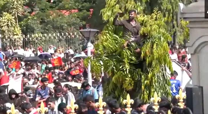 বিধান সৌধে পৌঁছাচ্ছে আরসিবি, আইপিএল বিজয়ী টিমকে দেখতে ভিড় করেছেন ফ্যানেরা
