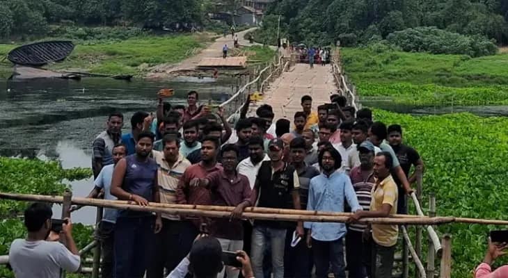 ফেরির ভাড়া বাড়ানোর প্রতিবাদে অবরোধ বিক্ষোভ তেহট্টে