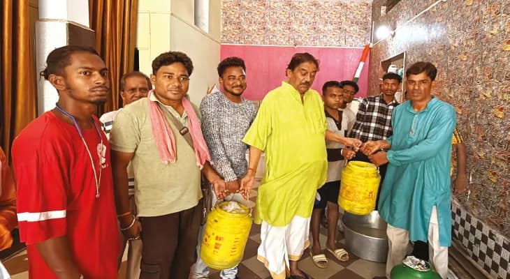 জয়ের বর্ষপূর্তি, বাঁকুড়ায় তৃণমূলের মিষ্টি বিলি