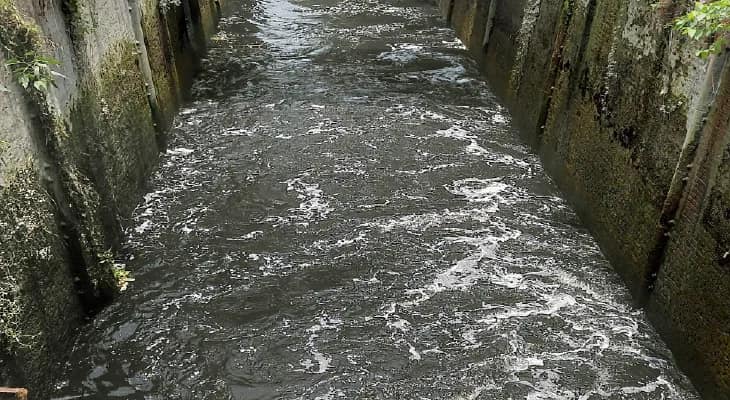 উলুবেড়িয়ায় কারখানার দূষিত  জল মিশছে গঙ্গায়, অসন্তোষ