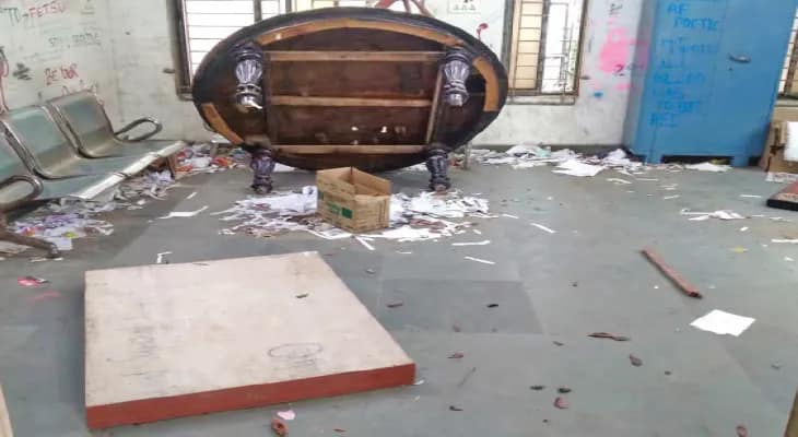 যাদবপুরে উলটপুরাণ, অন্ধকারে ভাঙচুর ফেটসুর ইউনিয়ন রুমই!