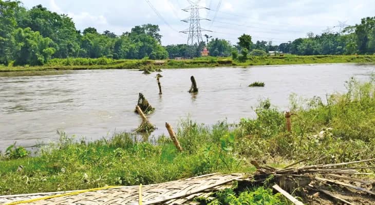 বৃষ্টিতে ভেসে গেল চিলারঘাটের সাঁকো, ফালাকাটা, ধূপগুড়ির সঙ্গে একাধিক গ্রামের যোগাযোগ বিচ্ছিন্ন