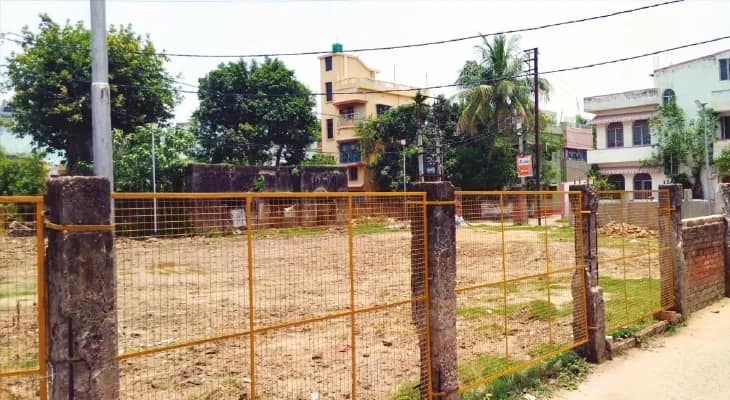 সরকারি বিএড কলেজের জমিতে ব্যারিকেড তুলে তৈরি ‘খেলার মাঠ’