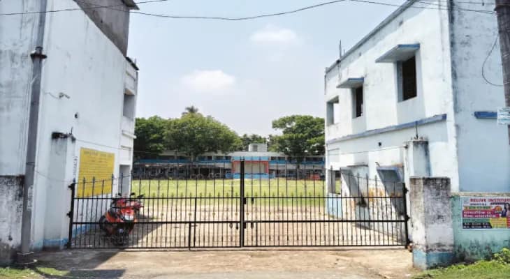 আদালতের নির্দেশে চাকরিহারা একমাত্র করণিক, সমস্যায় স্কুল