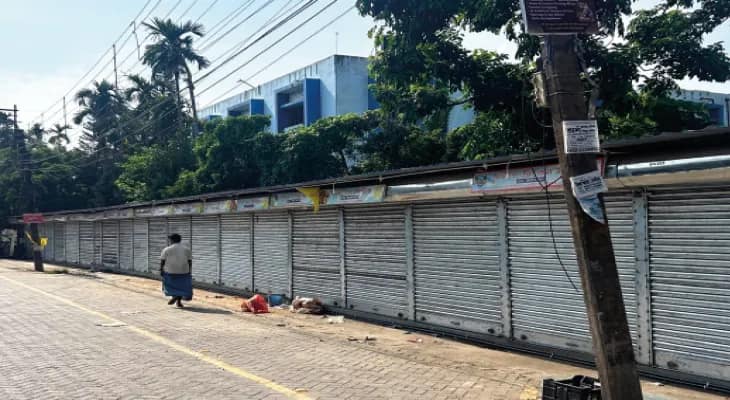 উচ্ছেদ করার পর ব্যবসায়ীদের দোকান বানিয়ে দিচ্ছে পুরসভা