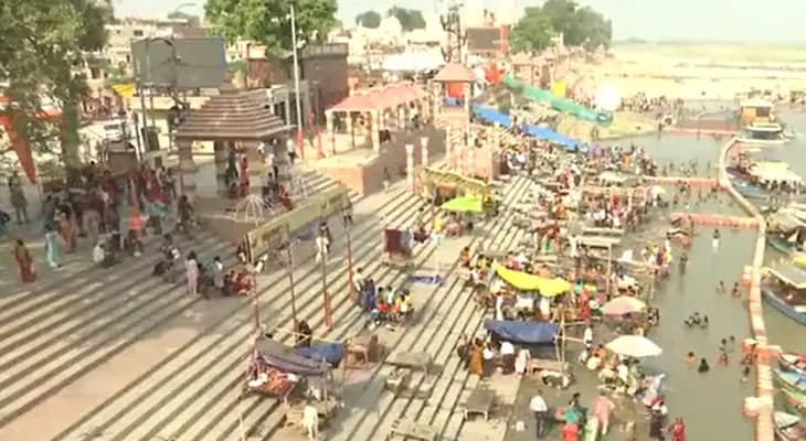 দশহরা উপলক্ষ্যে উত্তরপ্রদেশের অযোধ্যায় সরযূ নদীতে পুণ্যস্নান করছেন পুণ্যার্থীরা