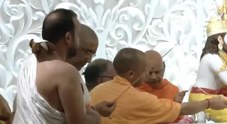 অযোধ্যার রামমন্দিরের রাম দরবারের প্রাণ প্রতিষ্ঠার অনুষ্ঠানে যোগ দিলেন উত্তরপ্রদেশের মুখ্যমন্ত্রী যোগী আদিত্যনাথ