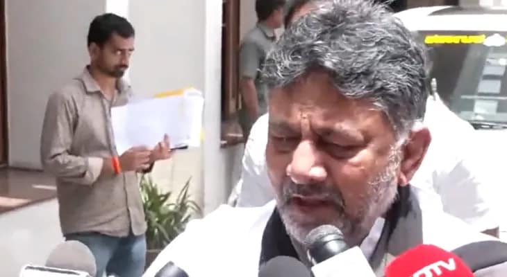 চিন্নাস্বামীতে পদপিষ্ট কাণ্ড: সংবাদমাধ্যমের সামনে বক্তব্য রাখতে গিয়ে কেঁদে ফেললেন কর্ণাটকের উপ মুখ্যমন্ত্রী ডি কে শিবকুমার