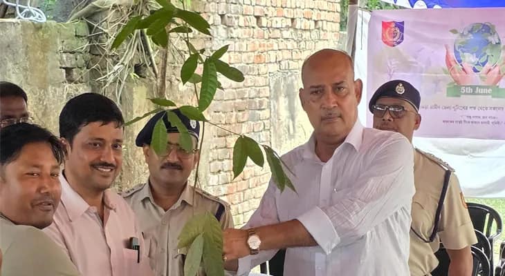 বিশ্ব পরিবেশ দিবসে শিক্ষকদের হাতে গাছের চারা তুলে দিলেন রাজ্যের মন্ত্রী পুলক রায়