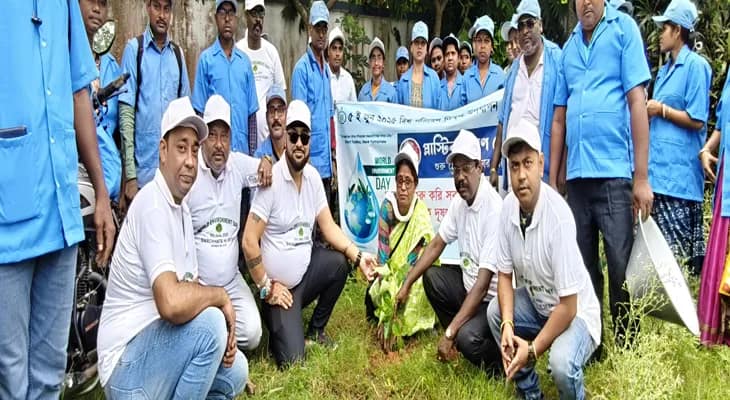 বিশ্ব পরিবেশ দিবসে পশ্চিম মেদিনীপুরের ডেবরায় ব্লক প্রশাসনের উদ্যোগে বৃক্ষরোপণ কর্মসূচি