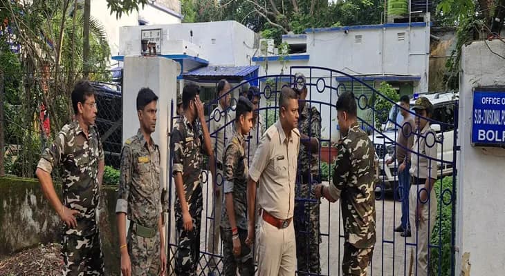 বোলপুরের এসডিপিও অফিসে হাজিরা দিলেন অনুব্রত মণ্ডল