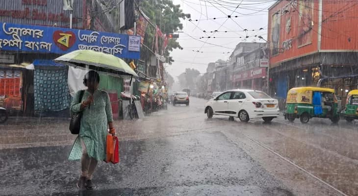 উত্তর কলকাতার হাতিবাগানে তুমুল বৃষ্টি শুরু
