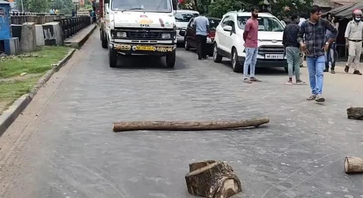নিকাশি খালের উপর সাঁকো তৈরি করা নিয়ে তৃণমূল ও আইএসএফের মধ্যে সংঘর্ষ, উত্তেজনা তমলুক থানার রামতারকহাটে