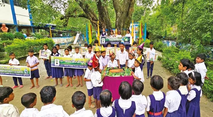 বেলডাঙায় গাছকে রাখির মালা পরিয়ে পরিবেশ রক্ষার শপথ