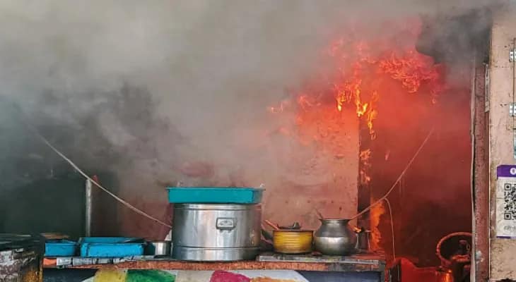 খড়্গপুরে খাবারের দোকানে আগুন