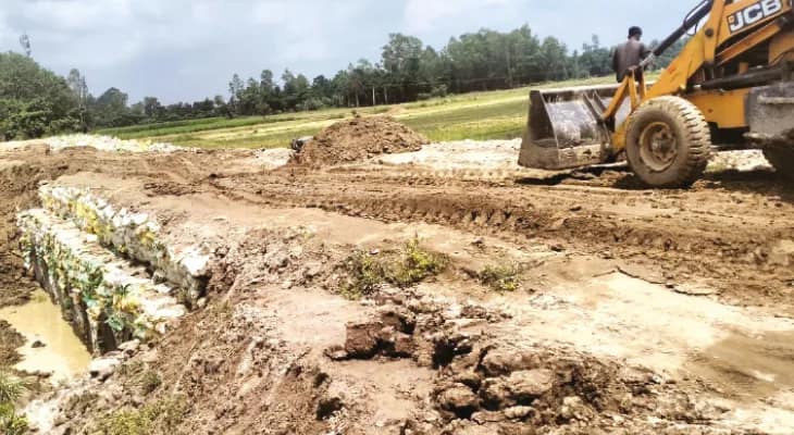 বামনগোলার ১২টি গ্রামে ভাঙা রাস্তায় তৈরি হচ্ছে কালভার্ট