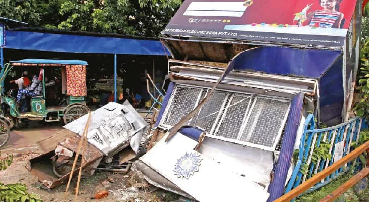 পাটুলিতে ডাম্পারের ধাক্কায় ভেঙে গেল পুলিসের কিয়স্ক