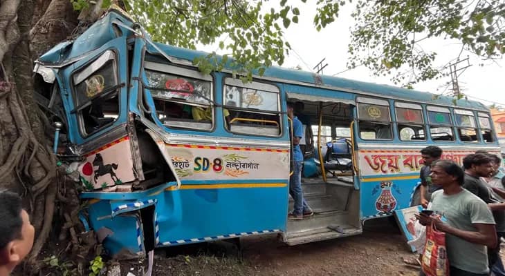 বাসের রেষারেষিতে ভয়াবহ দুর্ঘটনা, আহত ৩০