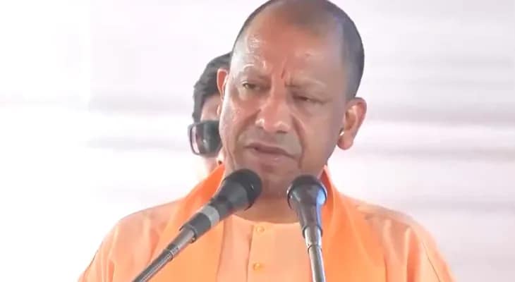 গোরক্ষপুরের সভায় বক্তব্য রাখছেন উত্তরপ্রদেশের মুখ্যমন্ত্রী যোগী আদিত্যনাথ