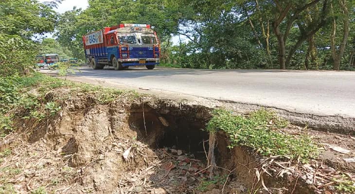 রায়গঞ্জে পুরনো জাতীয় সড়কের ধারে ধস, বড় দুর্ঘটনার আশঙ্কা