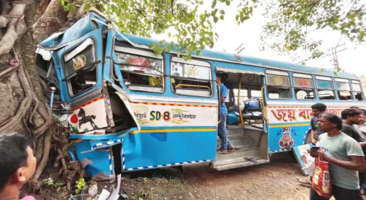 রেষারেষি করতে গিয়ে গাছে ধাক্কা বাসের, গুরুতর জখম ৭