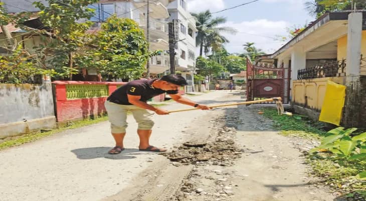 পাইপ বসাতে রাস্তা খোঁড়াখুঁড়ি, গর্ত বোজালেন কংগ্রেস কাউন্সিলার শান্তনু