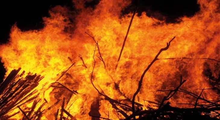 আগুনে পু‌ড়ল তিনটি দোকান