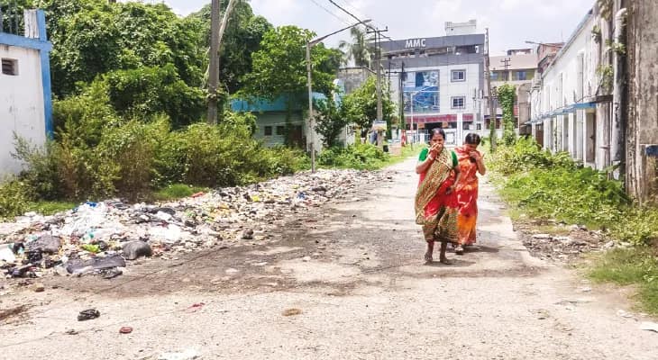 ছ’মাসেও বর্জ্য প্রকল্প চালু হয়নি, দুর্গন্ধে নাক চাপা দিতে হয় চাঁচল হাসপাতালে