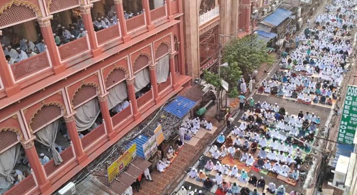 নাখোদা মসজিদে চলছে ঈদের নামাজ