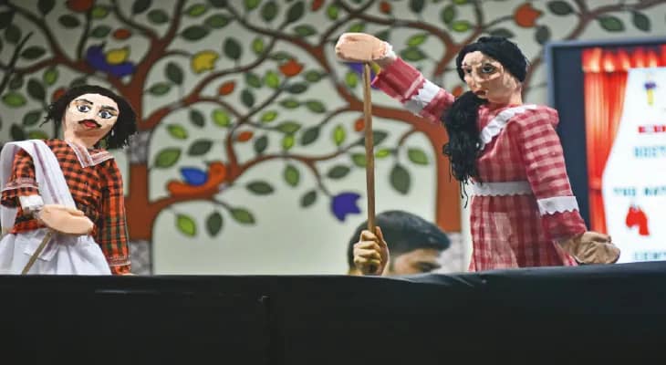 স্কুলে পাপেট্রি শো, নিজেদের তৈরি পুতুলে সাম্প্রতিক ইস্যু তুলে চমক খুদে পড়ুয়াদের