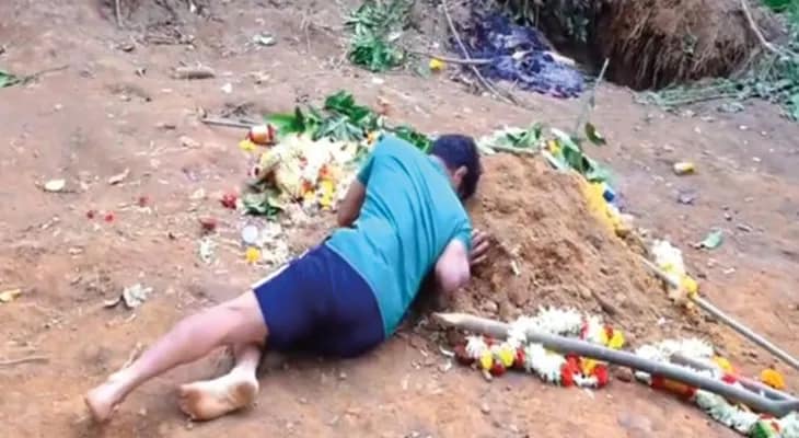 ‘আমি এখানেই থাকতে চাই’, পদপিষ্টে মৃত ছেলের কবর আঁকড়ে কান্না বাবার!
