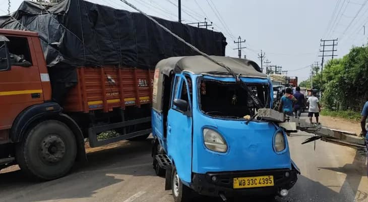 কাকদ্বীপের বিডিও অফিসের সামনে লরির ধাক্কায় টোটো ও একটি গাড়ির উপর ভেঙে পড়ল ইলেকট্রিকের পোস্ট, বেশ কয়েকজন জখম