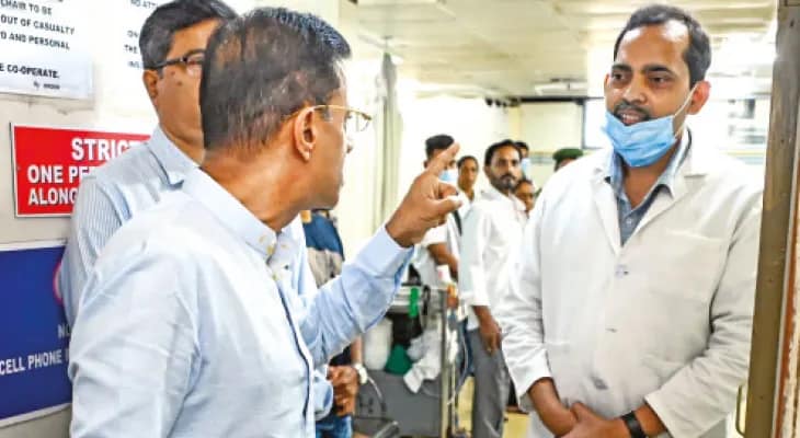 ক্যামেরার সামনেই এক চিকিৎসককে সাসপেন্ড করলেন গোয়ার স্বাস্থ্যমন্ত্রী