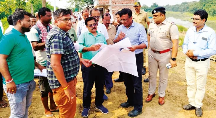 নদীবাঁধের ক্ষতি রুখতে অসম্পূর্ণ বোরো বাঁধ ভাঙার নির্দেশ রাজ্যের, আরামবাগের সংস্কার কাজ পরিদর্শনে অতিরিক্ত মুখ্যসচিব