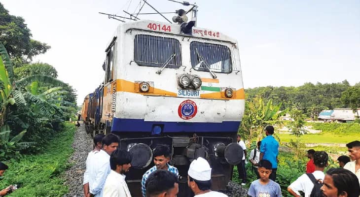 নকশালবাড়িতে ইঞ্জিন বিকল, দু’ঘণ্টা আটকে রইল শিলিগুড়ি-কাটিহার ইন্টারসিটি এক্সপ্রেস